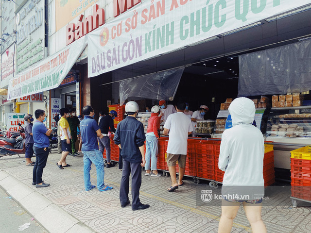Bánh Trung thu Như Lan có 50 tuổi vẫn hot nhất Sài Gòn: Shipper đợi 2 tiếng chưa tới lượt, khách sộp mua hẳn 11 triệu tiền bánh! - Ảnh 11. Bánh Trung thu Như Lan có 50 tuổi vẫn hot nhất Sài Gòn: Shipper đợi 2 tiếng chưa tới lượt, khách sộp mua hẳn 11 triệu tiền bánh! - Ảnh 11.