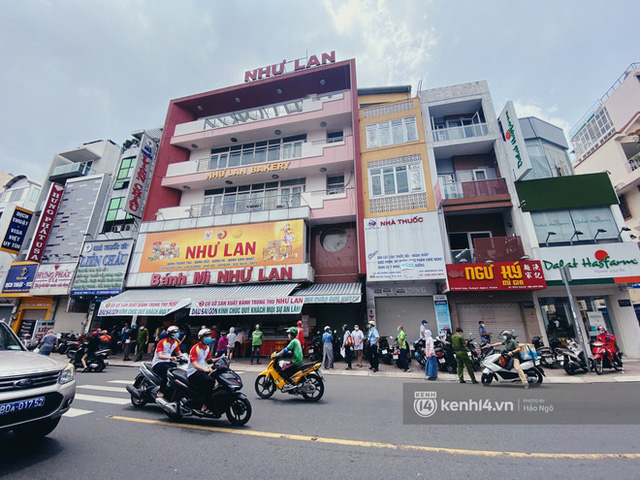 Bánh Trung thu Như Lan có 50 tuổi vẫn hot nhất Sài Gòn: Shipper đợi 2 tiếng chưa tới lượt, khách sộp mua hẳn 11 triệu tiền bánh! - Ảnh 13. Bánh Trung thu Như Lan có 50 tuổi vẫn hot nhất Sài Gòn: Shipper đợi 2 tiếng chưa tới lượt, khách sộp mua hẳn 11 triệu tiền bánh! - Ảnh 13.