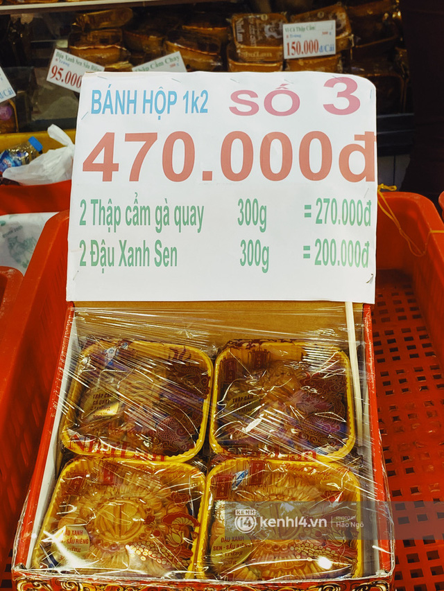 Bánh Trung thu Như Lan có 50 tuổi vẫn hot nhất Sài Gòn: Shipper đợi 2 tiếng chưa tới lượt, khách sộp mua hẳn 11 triệu tiền bánh! - Ảnh 15. Bánh Trung thu Như Lan có 50 tuổi vẫn hot nhất Sài Gòn: Shipper đợi 2 tiếng chưa tới lượt, khách sộp mua hẳn 11 triệu tiền bánh! - Ảnh 15.