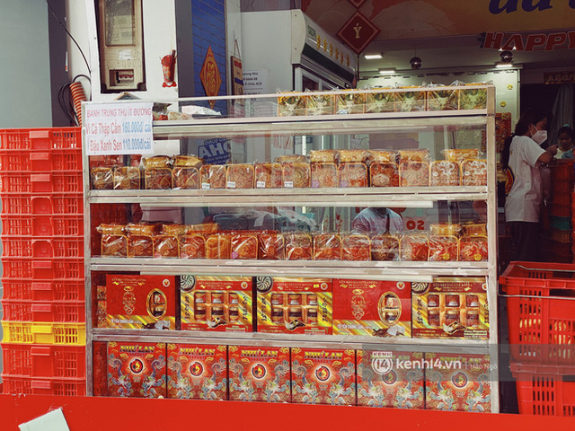 Bánh Trung thu Như Lan có 50 tuổi vẫn hot nhất Sài Gòn: Shipper đợi 2 tiếng chưa tới lượt, khách sộp mua hẳn 11 triệu tiền bánh! - Ảnh 17. Bánh Trung thu Như Lan có 50 tuổi vẫn hot nhất Sài Gòn: Shipper đợi 2 tiếng chưa tới lượt, khách sộp mua hẳn 11 triệu tiền bánh! - Ảnh 17.
