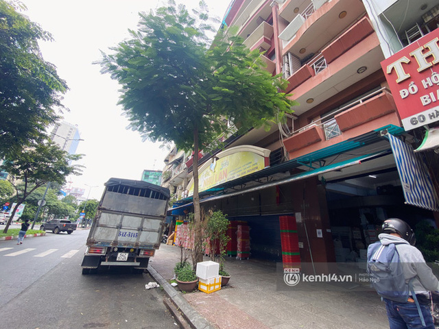 Bánh Trung thu Như Lan có 50 tuổi vẫn hot nhất Sài Gòn: Shipper đợi 2 tiếng chưa tới lượt, khách sộp mua hẳn 11 triệu tiền bánh! - Ảnh 19. Bánh Trung thu Như Lan có 50 tuổi vẫn hot nhất Sài Gòn: Shipper đợi 2 tiếng chưa tới lượt, khách sộp mua hẳn 11 triệu tiền bánh! - Ảnh 19.