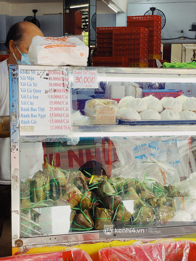 Bánh Trung thu Như Lan có 50 tuổi vẫn hot nhất Sài Gòn: Shipper đợi 2 tiếng chưa tới lượt, khách sộp mua hẳn 11 triệu tiền bánh! - Ảnh 21. Bánh Trung thu Như Lan có 50 tuổi vẫn hot nhất Sài Gòn: Shipper đợi 2 tiếng chưa tới lượt, khách sộp mua hẳn 11 triệu tiền bánh! - Ảnh 21.