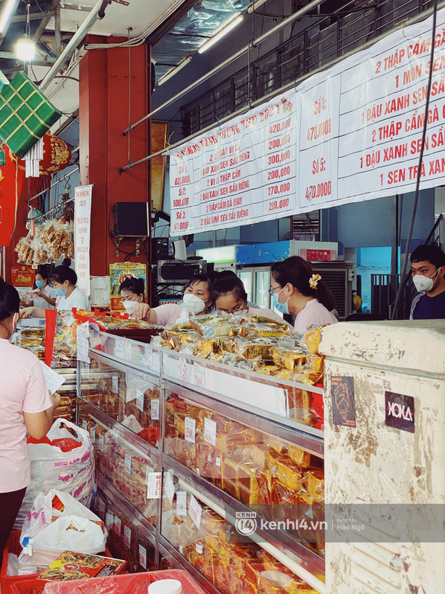 Bánh Trung thu Như Lan có 50 tuổi vẫn hot nhất Sài Gòn: Shipper đợi 2 tiếng chưa tới lượt, khách sộp mua hẳn 11 triệu tiền bánh! - Ảnh 4. Bánh Trung thu Như Lan có 50 tuổi vẫn hot nhất Sài Gòn: Shipper đợi 2 tiếng chưa tới lượt, khách sộp mua hẳn 11 triệu tiền bánh! - Ảnh 4.