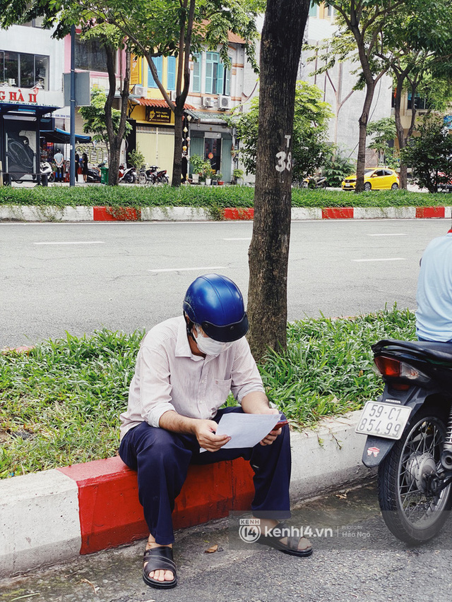 Bánh Trung thu Như Lan có 50 tuổi vẫn hot nhất Sài Gòn: Shipper đợi 2 tiếng chưa tới lượt, khách sộp mua hẳn 11 triệu tiền bánh! - Ảnh 7. Bánh Trung thu Như Lan có 50 tuổi vẫn hot nhất Sài Gòn: Shipper đợi 2 tiếng chưa tới lượt, khách sộp mua hẳn 11 triệu tiền bánh! - Ảnh 7.