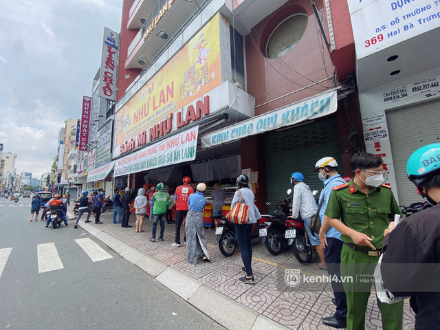 Bánh Trung thu Như Lan có 50 tuổi vẫn hot nhất Sài Gòn: Shipper đợi 2 tiếng chưa tới lượt, khách sộp mua hẳn 11 triệu tiền bánh! - Ảnh 9. Bánh Trung thu Như Lan có 50 tuổi vẫn hot nhất Sài Gòn: Shipper đợi 2 tiếng chưa tới lượt, khách sộp mua hẳn 11 triệu tiền bánh! - Ảnh 9.