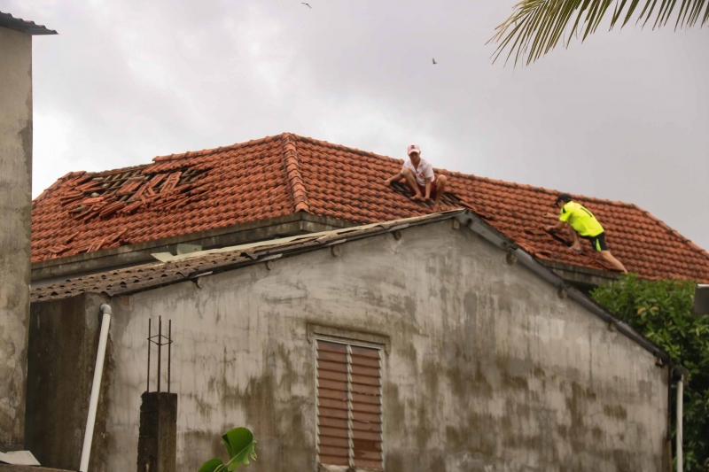 Người dân tranh thủ lợp lại nhà để ứng phó với đợt mưa lớn sau hoàn lưu bão Noru