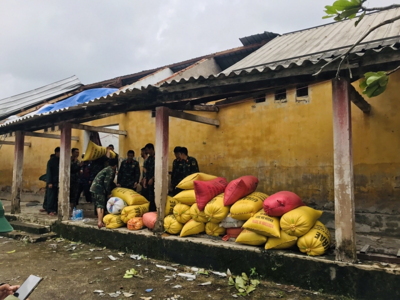 Trong khi đó tại huyện Quảng Điền, do chịu ảnh hưởng của bão Noru, kho chứa lúa của hợp tác xã Phú Thanh, xã Quảng Thành đã bị gió giật mạnh lật tung mái nhà. Lúc này, kho đang chứa hơn 130 tấn lúa.