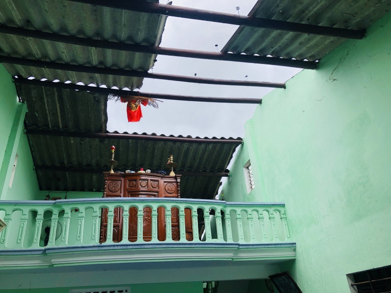 Nhà của ông Võ Văn Dũng (số 215 Lý Thái Tổ) là 1 trong rất nhiều nhà ở xóm Trường, Triều Sơn Tây bị tốc mái gần như hoàn toàn