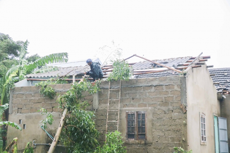 Nhà của một gia đình hàng xóm ông Dũng cũng bị bão Noru bốc toàn bộ phần mái fibro xi măng