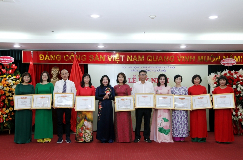 Thứ trưởng Nguyễn Thị Hà trao Bằng khen của Bộ trưởng Bộ LĐ-TB&XH cho các tập thể, cá nhân của Báo Lao động và Xã hội