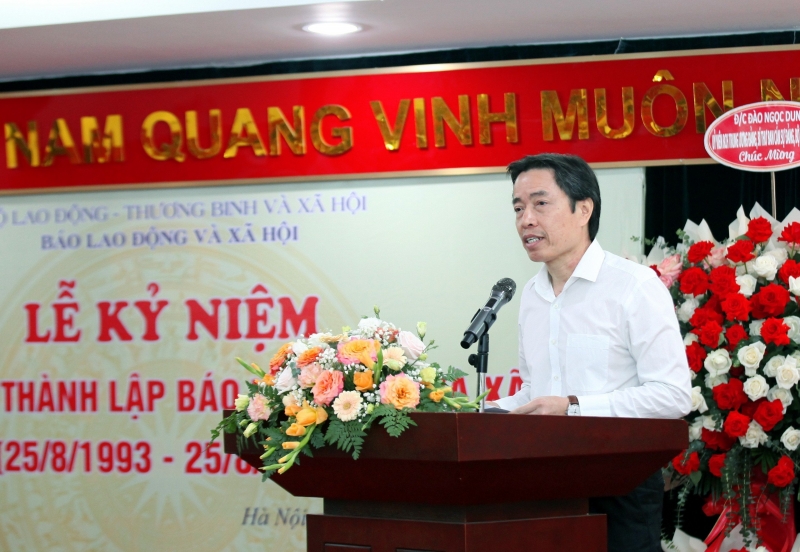 Ông Đặng Hoa Nam - Cục trưởng Cục Trẻ em chúc mừng và đóng góp ý kiến để Báo ngày càng phát triển