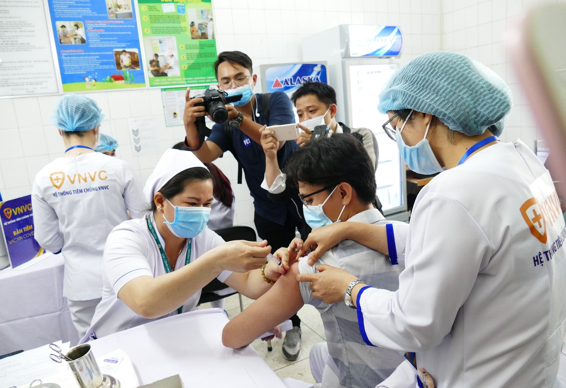 Báo quốc tế đưa tin Việt Nam bắt đầu tiêm vaccine COVID-19