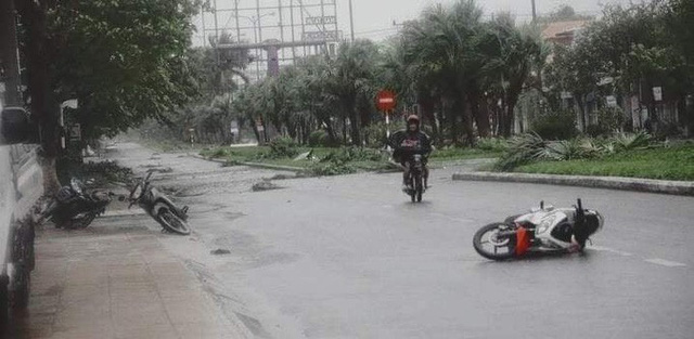  Bão số 9 đang đổ bộ vào Quảng Nam, nhiều người bỏ xe máy chạy vào nhà dân lánh nạn - Ảnh 2.