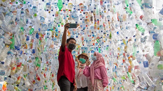 Bảo tàng làm từ chai nhựa và túi ni lông ở Indonesia