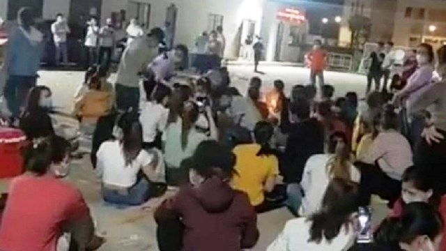 Bất chấp lệnh giãn cách, cả trăm công nhân ở Quảng Ngãi tụ tập ca hát