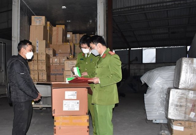 bat-giu-h224ng-loat-thiet-bi-vat-tu-y-te-nhap-lau-tri-gi225-h224ng-ty-dong_2.jpg bat-giu-h224ng-loat-thiet-bi-vat-tu-y-te-nhap-lau-tri-gi225-h224ng-ty-dong_2.jpg