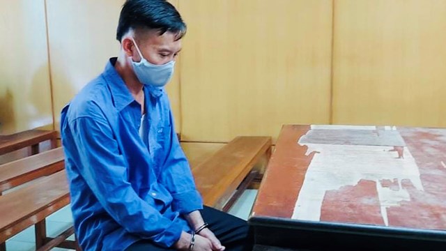 Bắt quả tang vợ vào khách sạn, người đàn ông dùng búa 'tẩn' tình địch