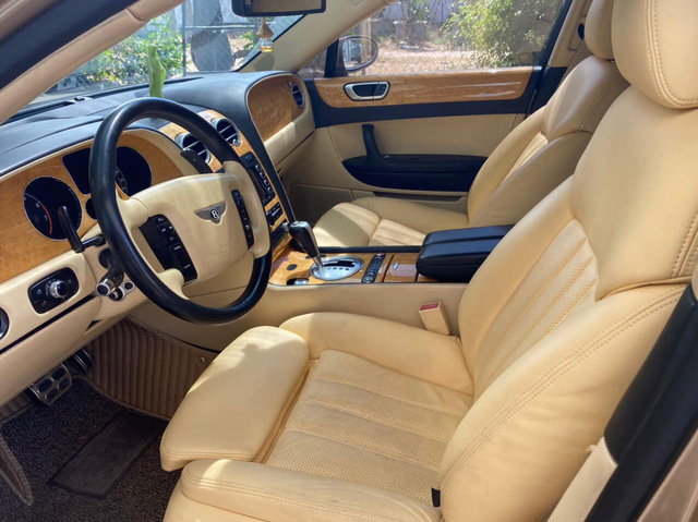 Bentley hết thời bán giá 1,9 tỷ đồng - Khi xe siêu sang rẻ ngang 2 xe cỏ - Ảnh 2. Bentley hết thời bán giá 1,9 tỷ đồng - Khi xe siêu sang rẻ ngang 2 xe cỏ - Ảnh 2.