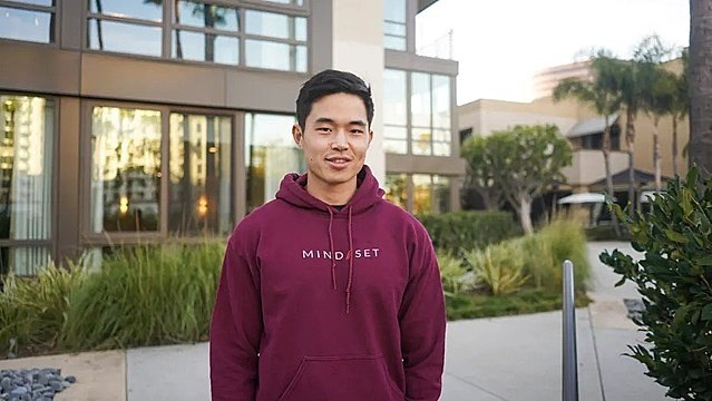 Bị 15 trường đại học y từ chối, chàng trai 29 tuổi hiện có 5 nguồn thu nhập