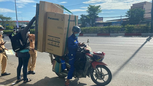 Bị phạt gần 3 triệu đồng vì chở thanh sắt dài trên quốc lộ