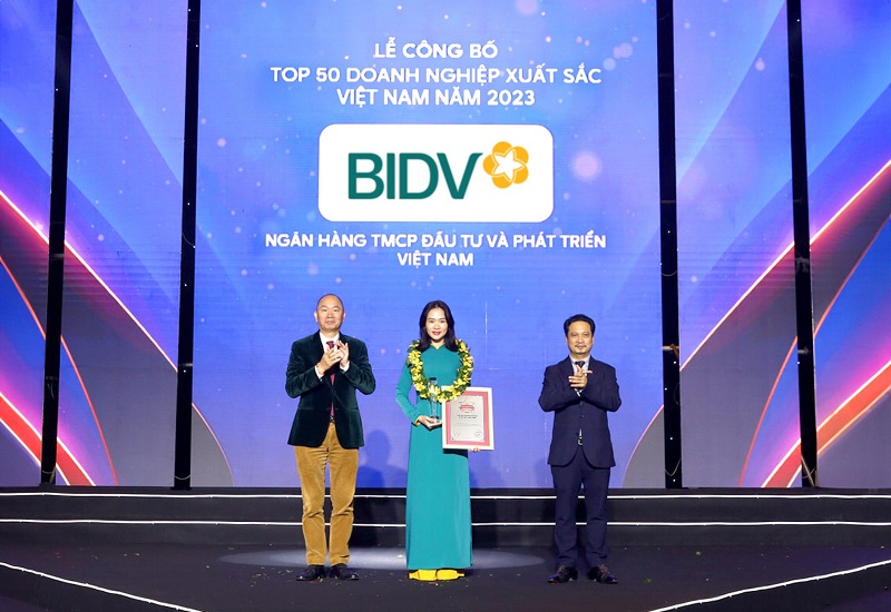 Đại diện BIDV nhận chứng nhận Top 50 doanh nghiệp xuất sắc Việt Nam năm 2023 Đại diện BIDV nhận chứng nhận Top 50 doanh nghiệp xuất sắc Việt Nam năm 2023