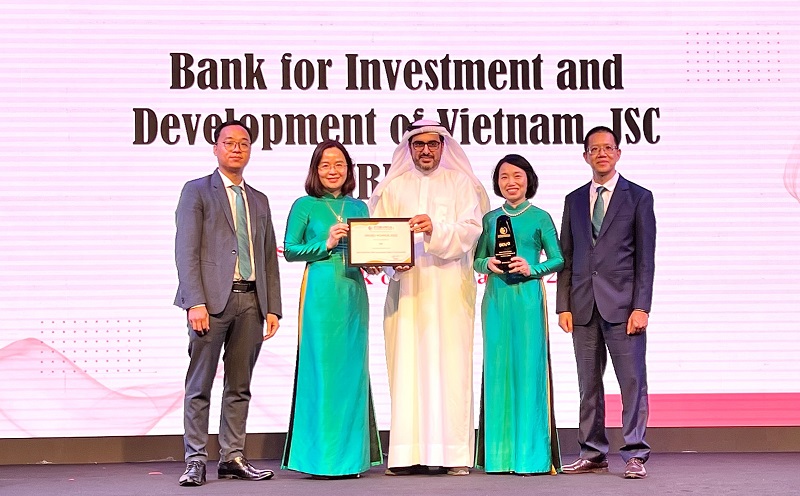 Đại diện BIDV nhận giải thưởng Ngân hàng quản lý rủi ro sáng tạo nhất Việt Nam 2022 Đại diện BIDV nhận giải thưởng Ngân hàng quản lý rủi ro sáng tạo nhất Việt Nam 2022