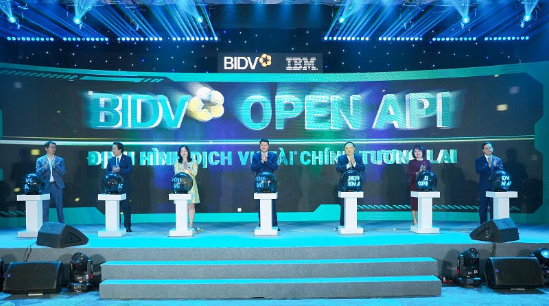 Đại diện NHNN, BIDV và Nhà thầu tham gia thực hiện nghi thức ra mắt hệ thống BIDV Open APT