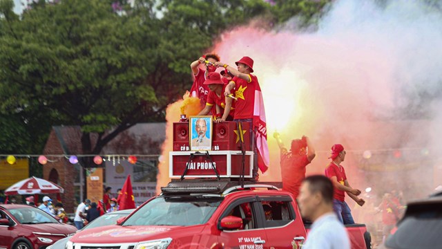 Biển người đội mưa đổ về sân Mỹ Đình xem 'đại chiến' U23 Việt Nam - U23 Thái Lan