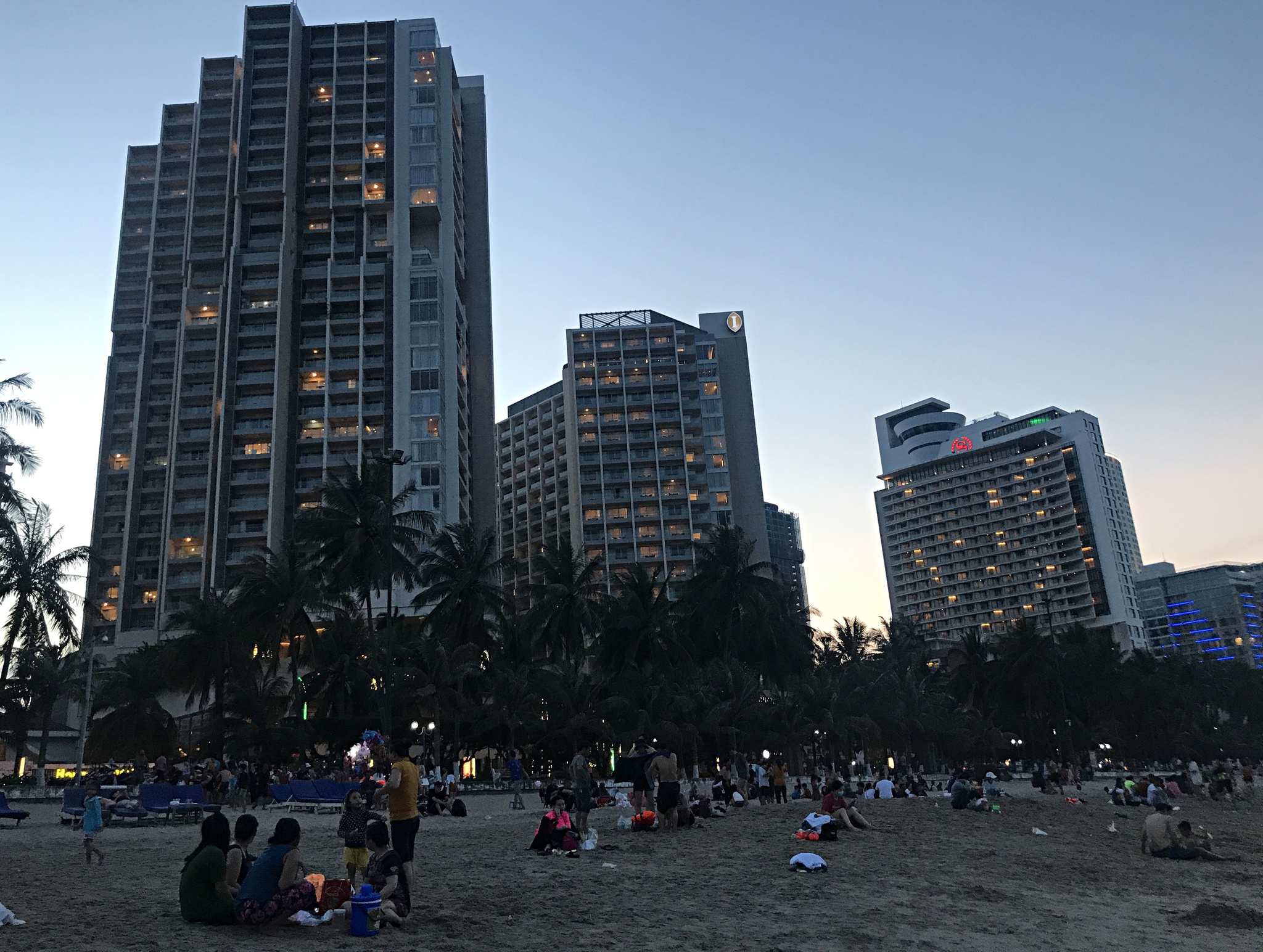 Biển Nha Trang tấp nập người trong ngày đầu nghỉ lễ 30.4 - ảnh 10