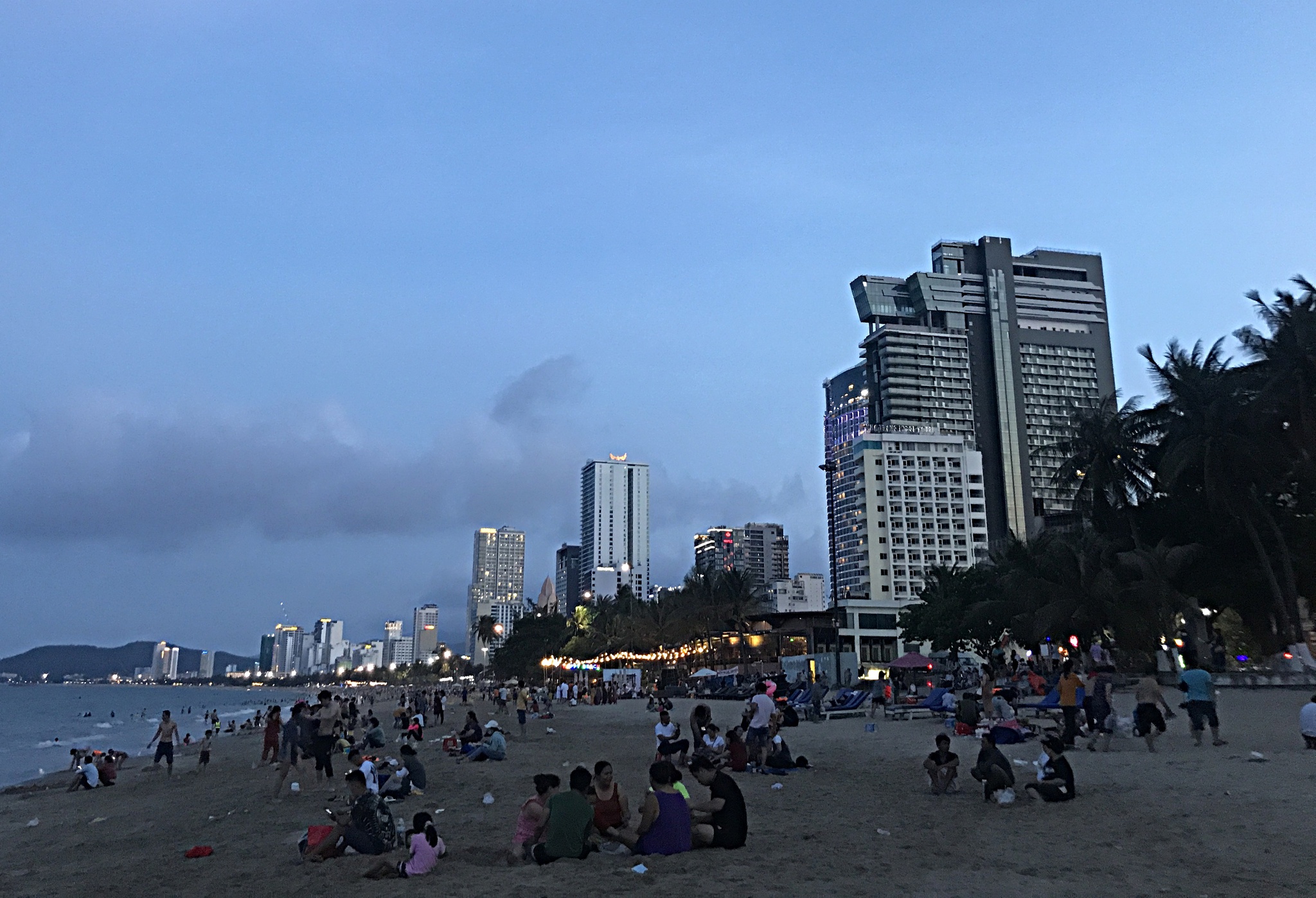 Biển Nha Trang tấp nập người trong ngày đầu nghỉ lễ 30.4 - ảnh 11
