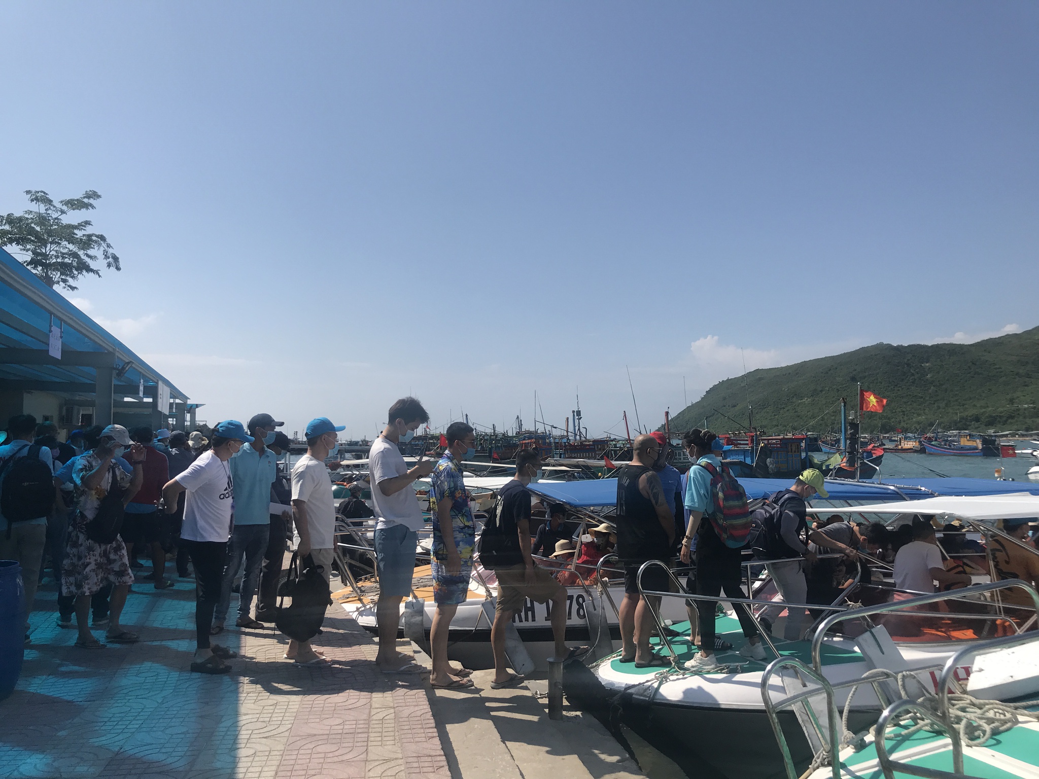 Biển Nha Trang tấp nập người trong ngày đầu nghỉ lễ 30.4 - ảnh 2