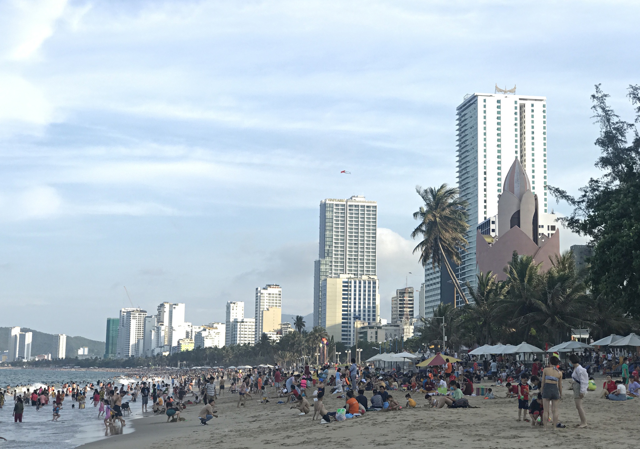 Biển Nha Trang tấp nập người trong ngày đầu nghỉ lễ 30.4 - ảnh 4