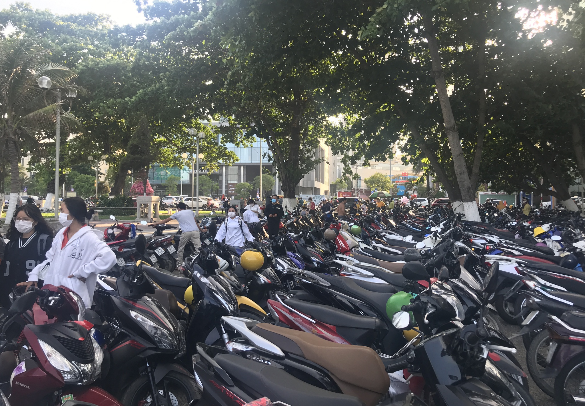 Biển Nha Trang tấp nập người trong ngày đầu nghỉ lễ 30.4 - ảnh 5
