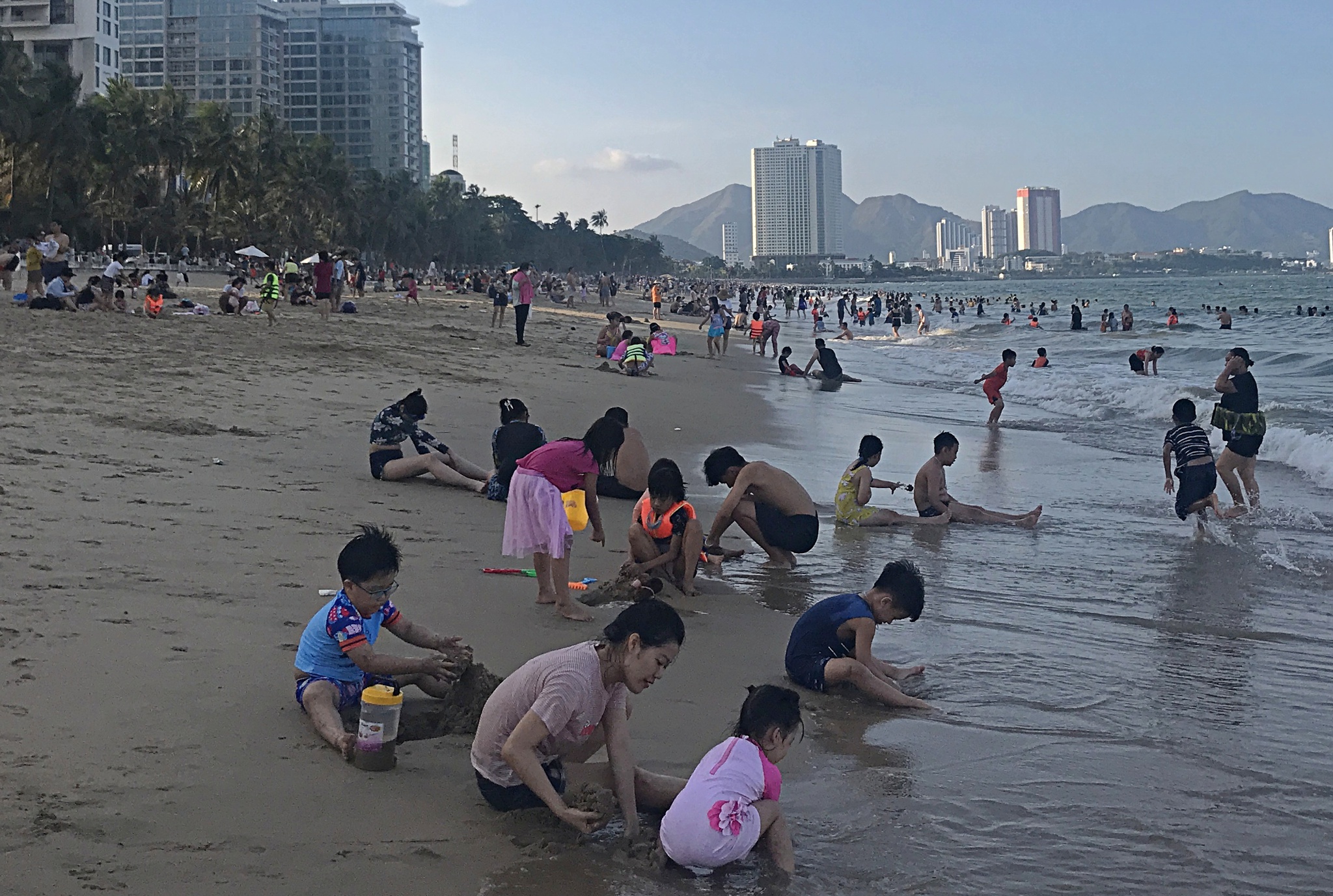 Biển Nha Trang tấp nập người trong ngày đầu nghỉ lễ 30.4 - ảnh 6