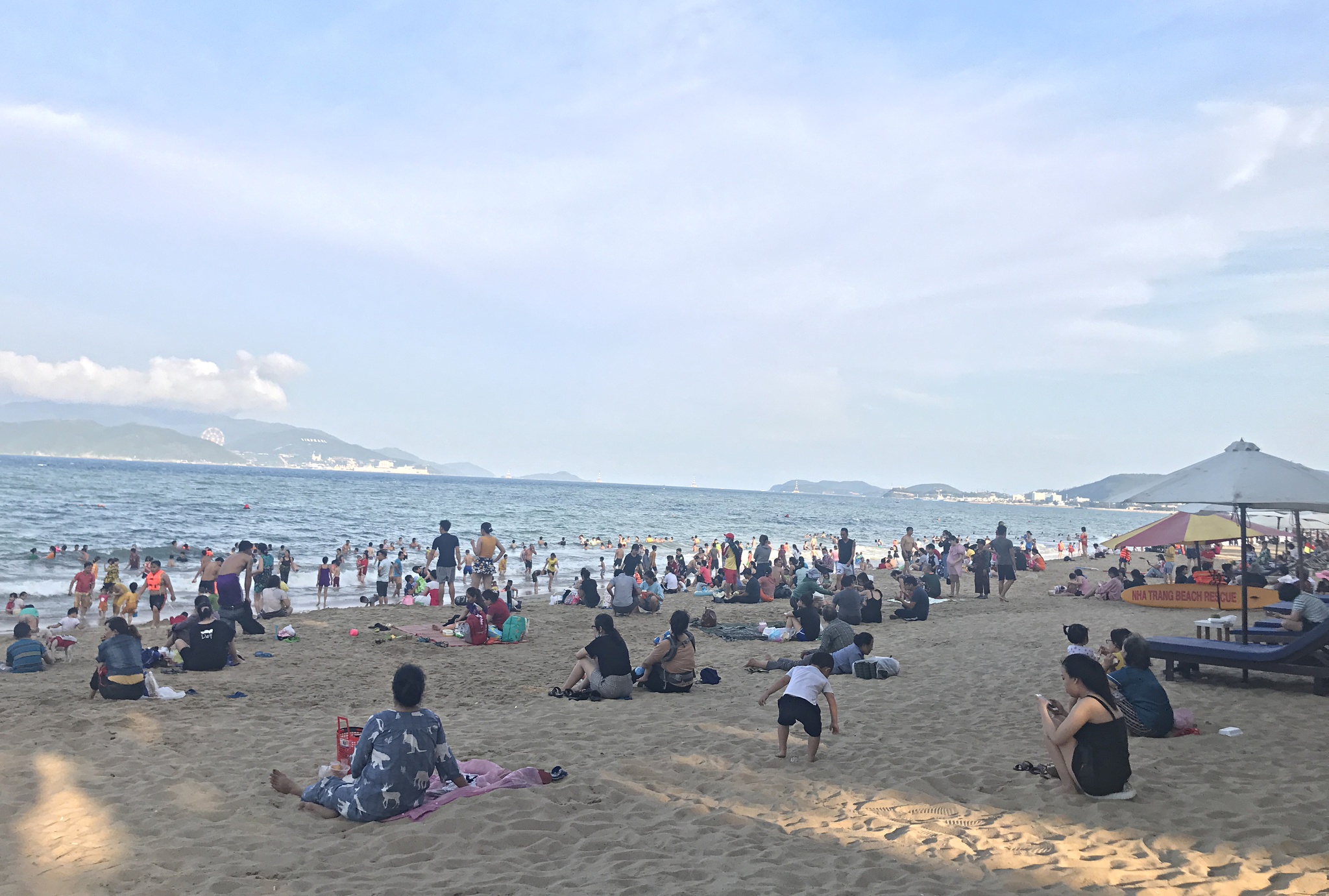Biển Nha Trang tấp nập người trong ngày đầu nghỉ lễ 30.4 - ảnh 9