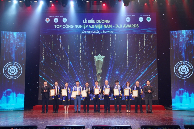 Thứ trưởng Bộ KH&CN Bùi Thế Duy trao bằng chứng nhận cho 9 doanh nghiệp đoạn Top Doanh nghiệp Khoa học & Công nghệ và Đổi mới sáng tạo năm 2022