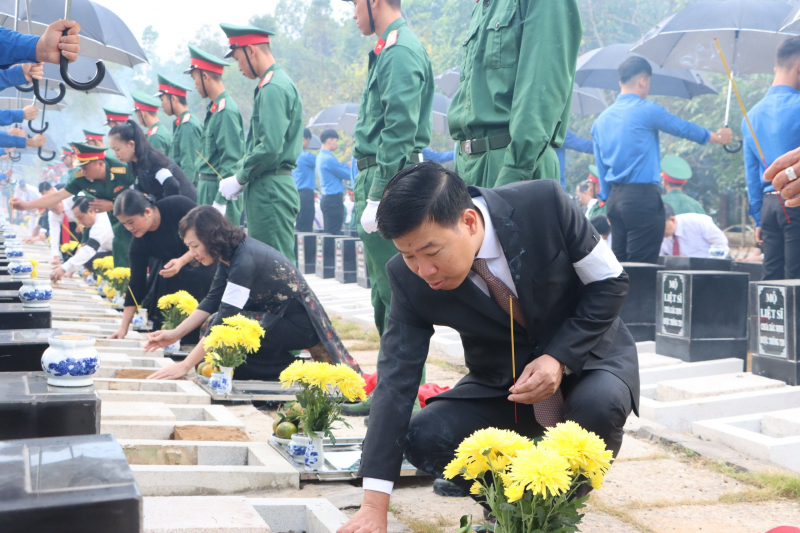 Lãnh đạo tỉnh thắp nén hương thơm lên phần mộ các anh hùng liệt sĩ.