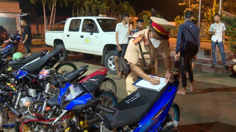 Lực lượng Cảnh sát Giao thông Bình Phước kịp thời ngăn chặn nhóm thanh niên liên tỉnh tụ tập đua xe trái phép. 