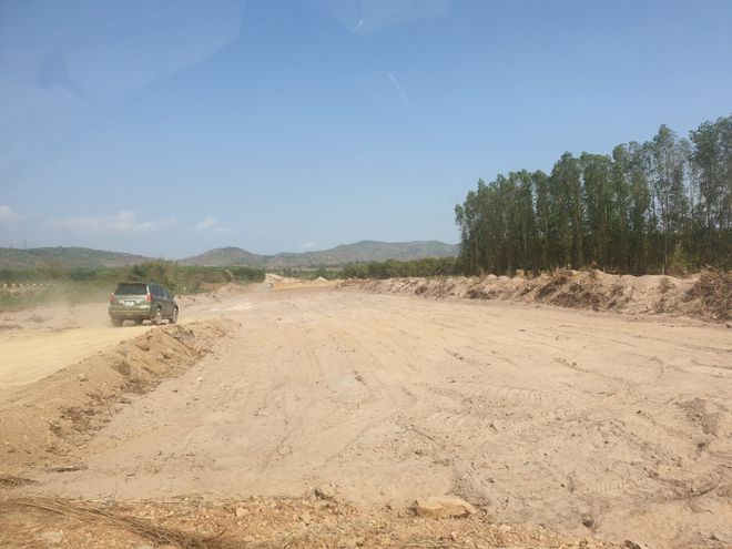 Cao tốc Dầu Giây - Phan Thiết đang được gấp rút thi công, hứa hẹn sẽ rút ngắn gần ½ thời gian di chuyển từ TP.HCM tới Phan Thiết