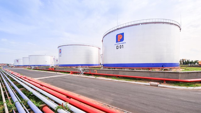 Bộ Công Thương giao 10 doanh nghiệp nhập khẩu 2,4 triệu m3 xăng dầu