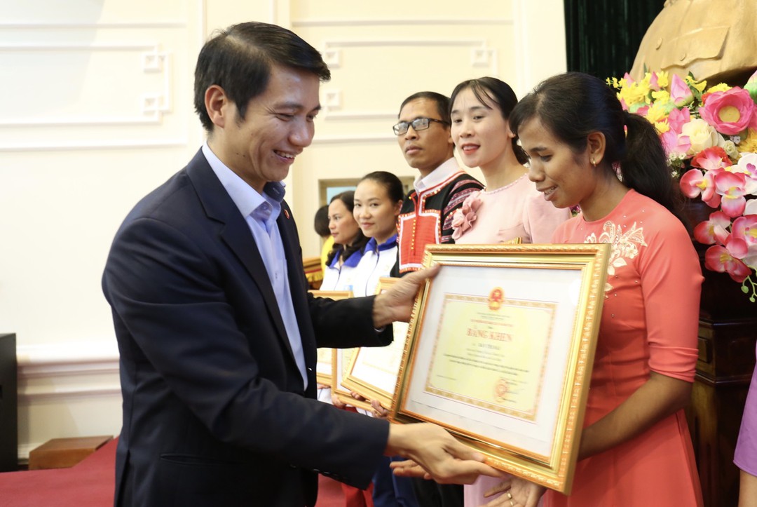 Bộ GD-ĐT tặng bằng khen cho 63 giáo viên chương trình 'Chia sẻ cùng thầy cô' 