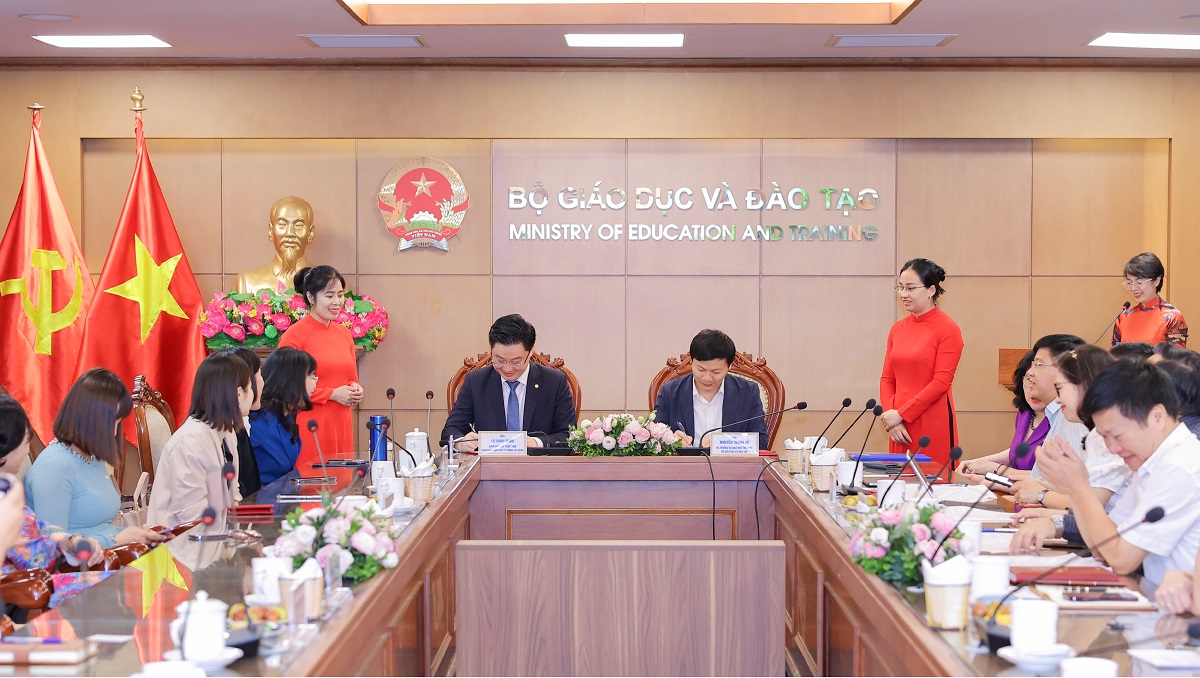 Ông Nguyễn Thanh Đề - Vụ trưởng Vụ Giáo dục thể chất và ông Lý Minh Tuấn - Giám đốc Quỹ Thiện Tâm ký kết thoả thuận hợp tác