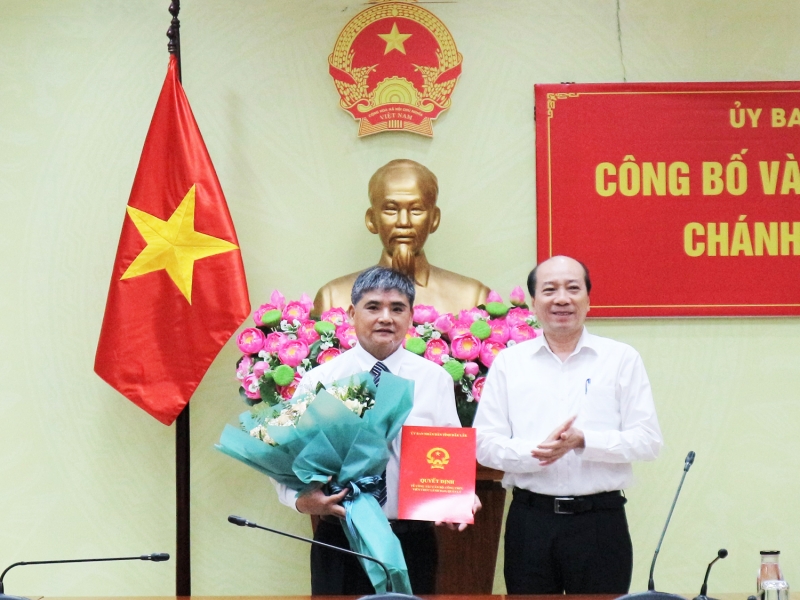 Ông Nguyễn Đức Vinh (bên trái) nhận nhiệm vụ Chánh Văn phòng UBND tỉnh Đắk Lắk