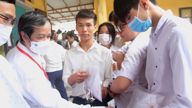Bộ trưởng Bộ GDĐT động viên thí sinh, giáo viên dự kỳ thi tốt nghiệp THPT