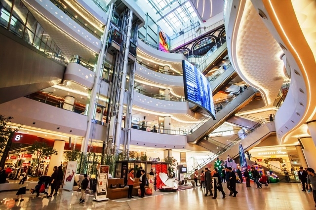 Thị trường bán lẻ Hà Nội trong giai đoạn 2024 đến 2026 tiếp tục có nhiều cơ hội phát triển, khi 4 trung tâm mua sắm và 11 khối đế bán lẻ được bổ sung vào nguồn cung…(Ảnh minh hoạ)