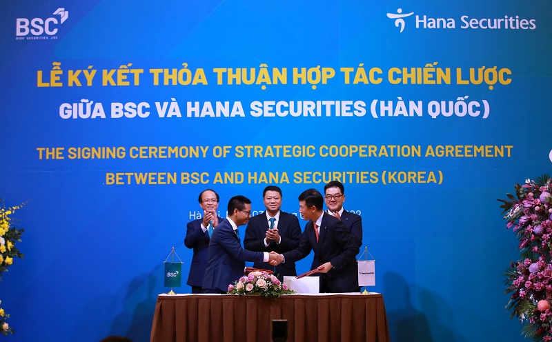 Đại diện lãnh đạo BSC và Hana Securities bắt tay sau khi ký Thỏa thuận hợp tác chiến lược