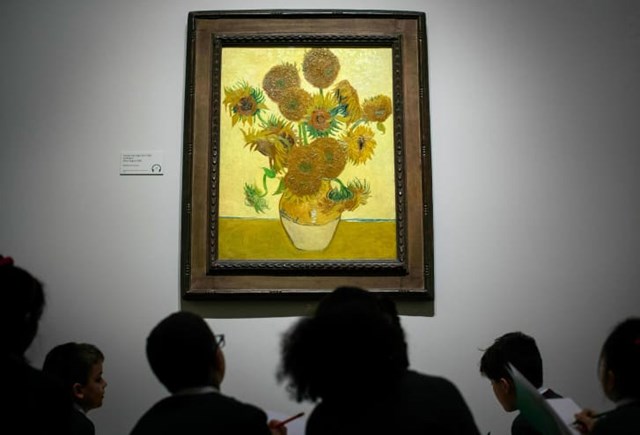 buc-hoa-huong-duong-cua-van-gogh-bi-n233m-s250p-c224-chua_2.jpg