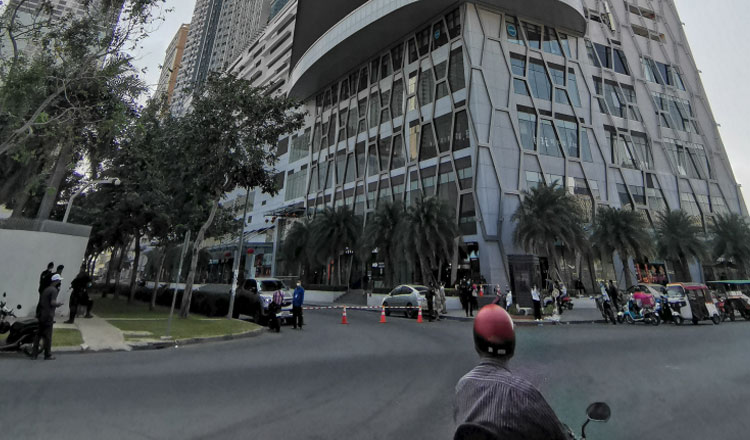 Bùng dịch COVID-19 lần 3, thủ đô Campuchia phong tỏa hàng loạt