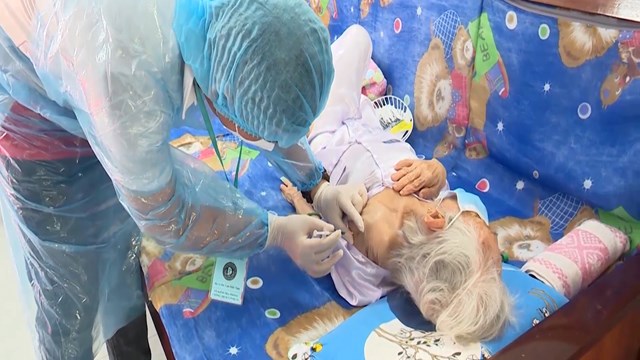 Cà Mau: Đến tận nhà tiêm vaccine cho người dân