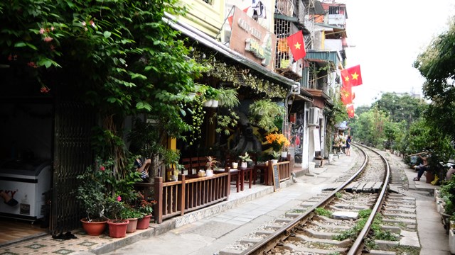 Cà phê phố đường tàu mở cửa trở lại